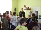 Bibliotekę Publiczną w Broku odwiedziły dzieci ze świetlicy_2
