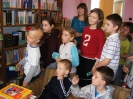Bibliotekę Publiczną w Broku odwiedziły dzieci ze świetlicy_5